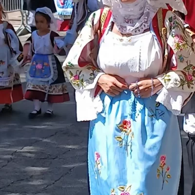 Donna sarda in costume tradizionale Sardegna