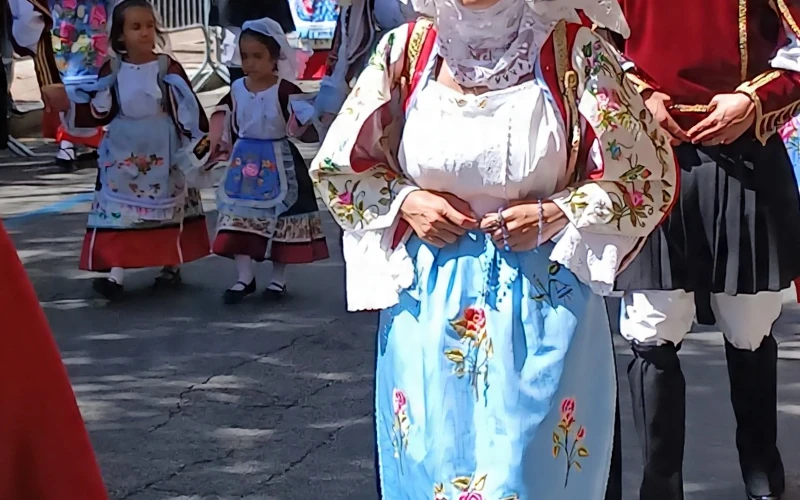 Donna sarda in costume tradizionale Sardegna